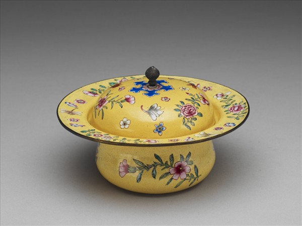銅胎畫琺瑯黃地花卉紋痰盂