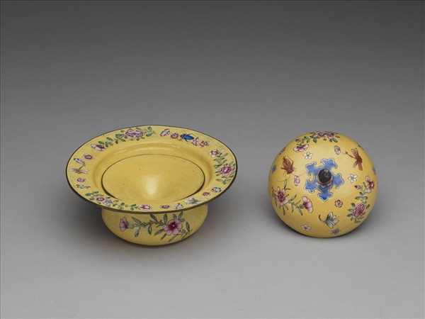 銅胎畫琺瑯黃地花卉紋痰盂