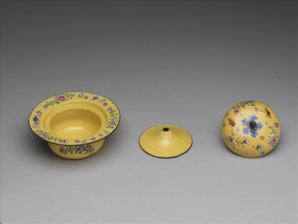 銅胎畫琺瑯黃地花卉紋痰盂