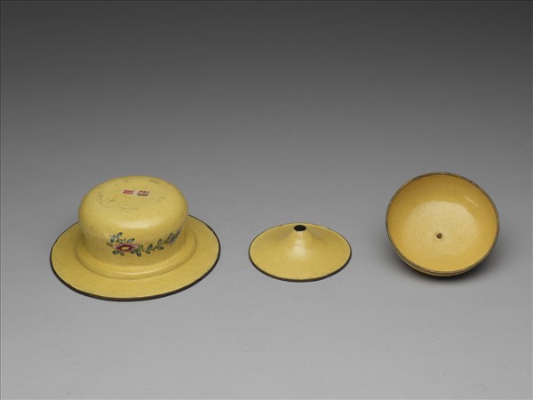 銅胎畫琺瑯黃地花卉紋痰盂