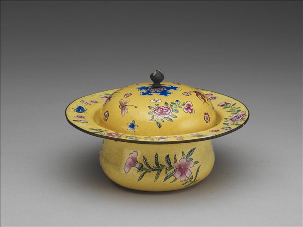 銅胎畫琺瑯黃地花卉紋痰盂