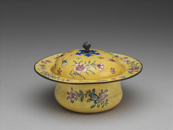 銅胎畫琺瑯黃地花卉紋痰盂