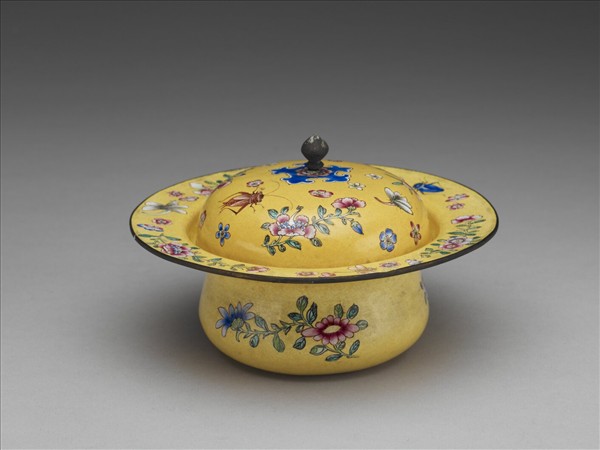 銅胎畫琺瑯黃地花卉紋痰盂