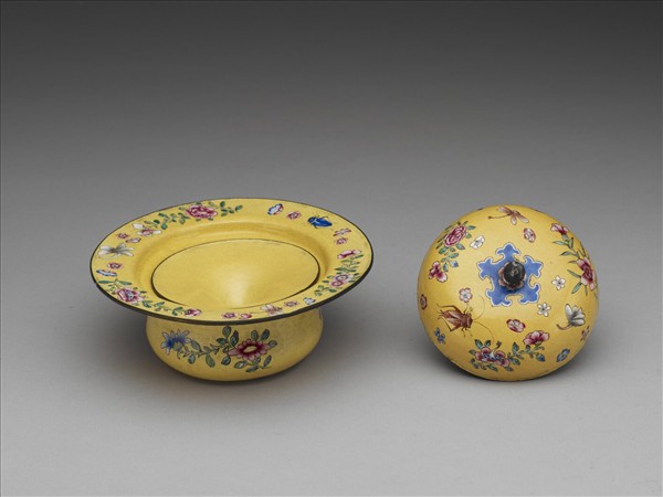 銅胎畫琺瑯黃地花卉紋痰盂