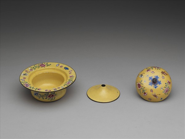 銅胎畫琺瑯黃地花卉紋痰盂