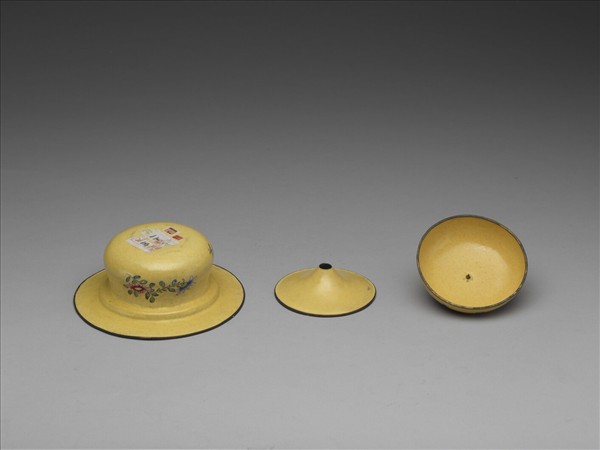 銅胎畫琺瑯黃地花卉紋痰盂