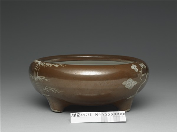 褐釉松竹梅紋三足爐