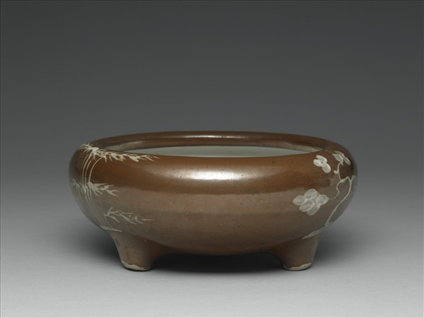 褐釉松竹梅紋三足爐