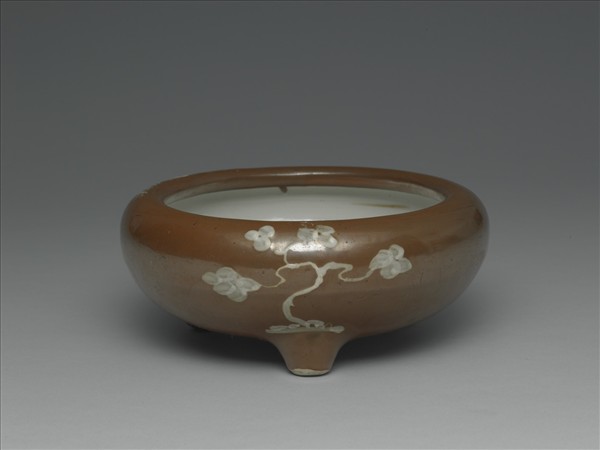 褐釉松竹梅紋三足爐