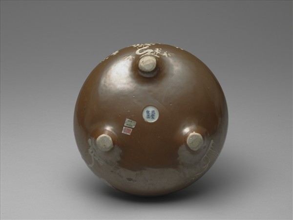 褐釉松竹梅紋三足爐