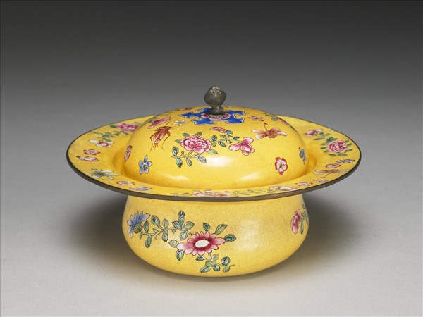 銅胎畫琺瑯黃地花卉紋痰盂