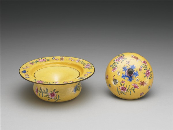 銅胎畫琺瑯黃地花卉紋痰盂