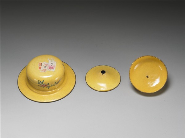 銅胎畫琺瑯黃地花卉紋痰盂