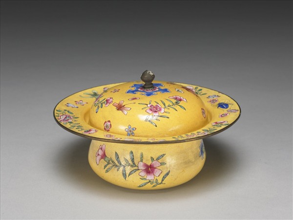 銅胎畫琺瑯黃地花卉紋痰盂