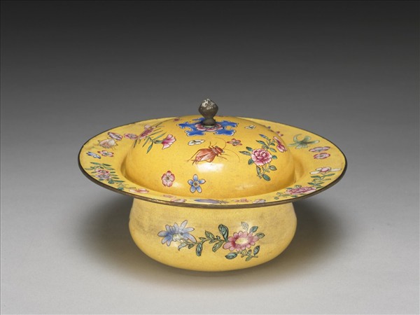 銅胎畫琺瑯黃地花卉紋痰盂