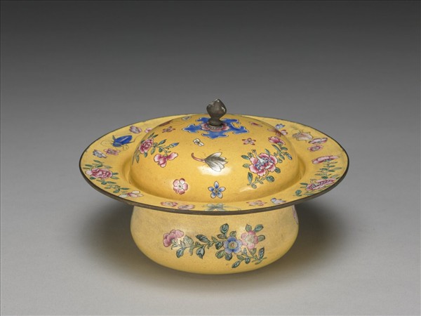 銅胎畫琺瑯黃地花卉紋痰盂