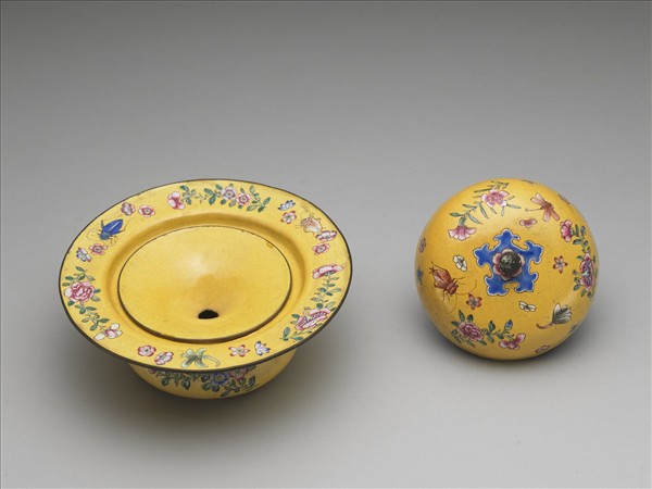 銅胎畫琺瑯黃地花卉紋痰盂