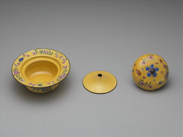 銅胎畫琺瑯黃地花卉紋痰盂