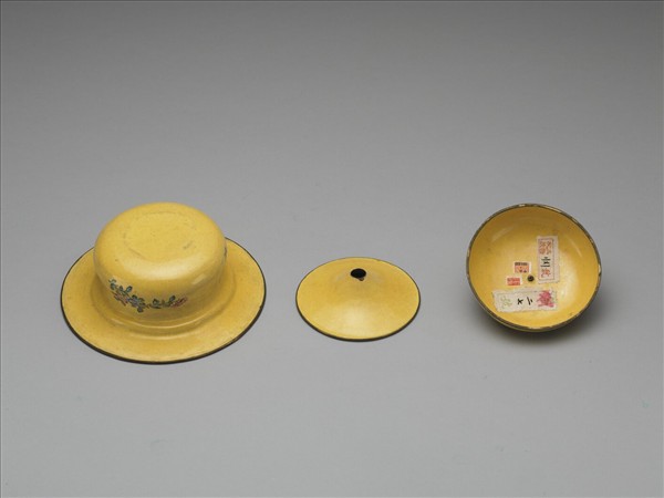 銅胎畫琺瑯黃地花卉紋痰盂