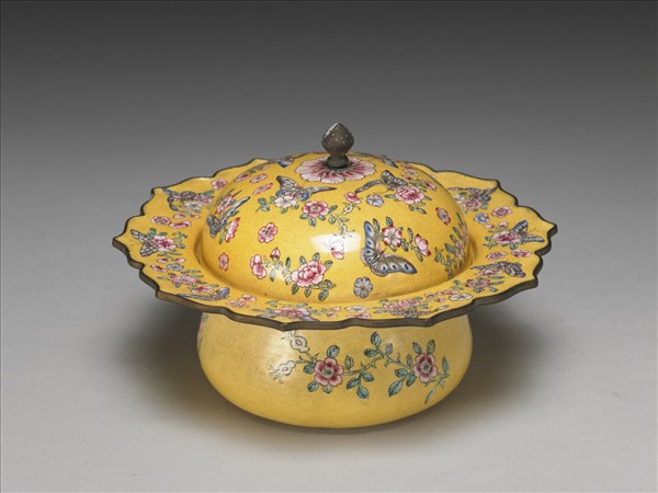 銅胎畫琺瑯黃地花蝶紋痰盂