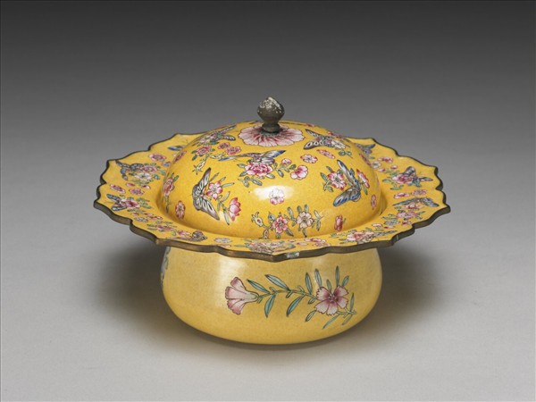 銅胎畫琺瑯黃地花蝶紋痰盂