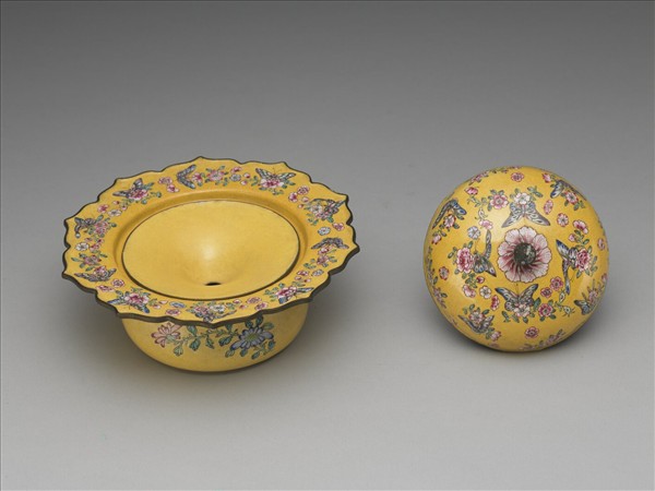 銅胎畫琺瑯黃地花蝶紋痰盂