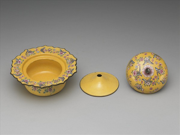 銅胎畫琺瑯黃地花蝶紋痰盂