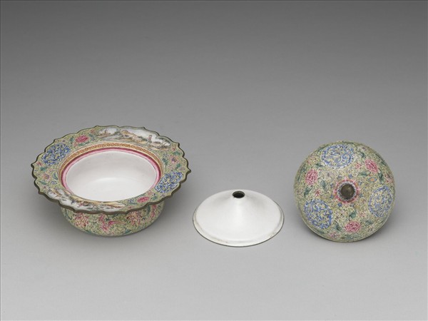 銅胎畫琺瑯花卉龍紋痰盂