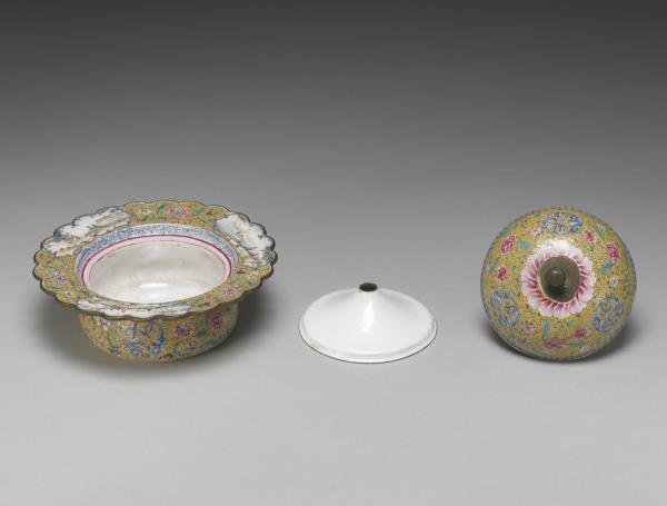 銅胎畫琺瑯花卉龍紋痰盂