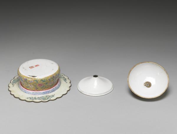 銅胎畫琺瑯花卉龍紋痰盂