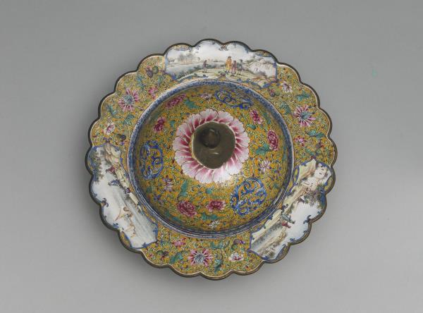 銅胎畫琺瑯花卉龍紋痰盂