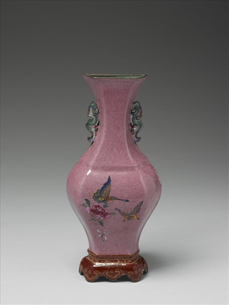 銅胎畫琺瑯紅地花蝶紋轎瓶