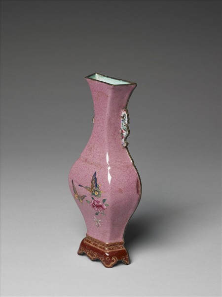 銅胎畫琺瑯紅地花蝶紋轎瓶