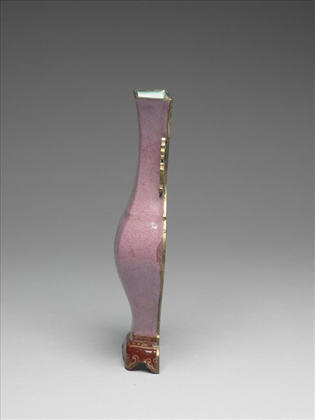 銅胎畫琺瑯紅地花蝶紋轎瓶