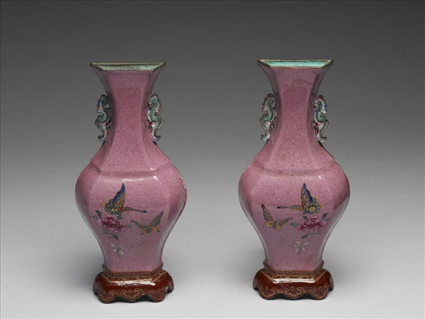 銅胎畫琺瑯紅地花蝶紋轎瓶