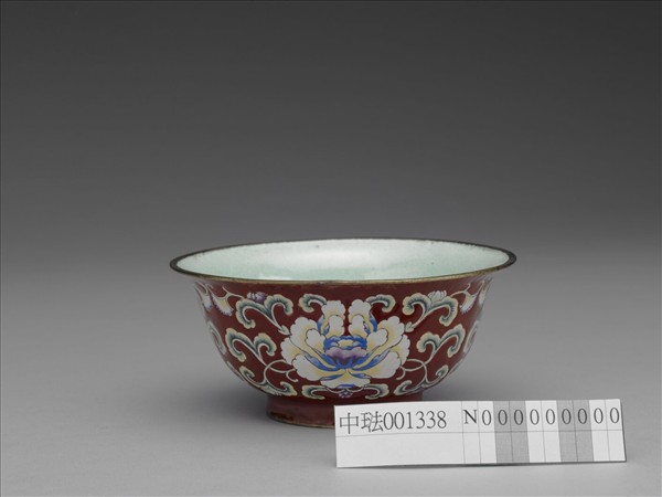 銅胎畫琺瑯紅地花卉紋碗