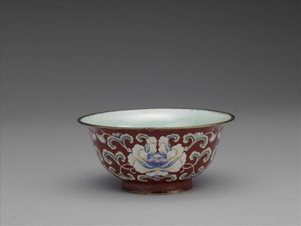 銅胎畫琺瑯紅地花卉紋碗