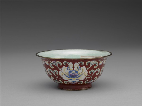 銅胎畫琺瑯紅地花卉紋碗