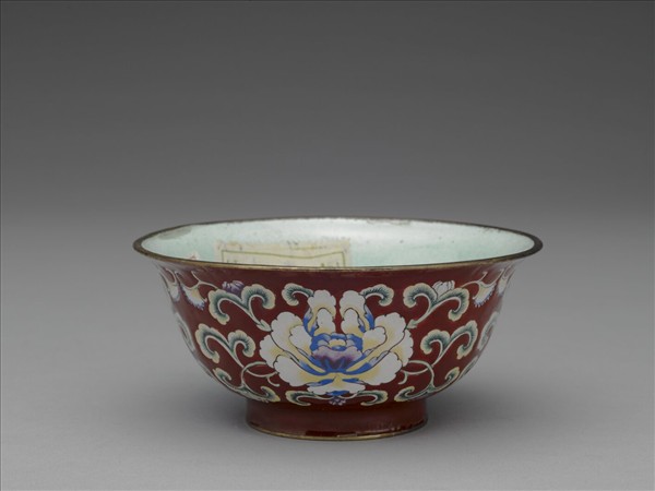 銅胎畫琺瑯紅地花卉紋碗