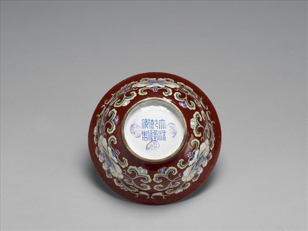 銅胎畫琺瑯紅地花卉紋碗