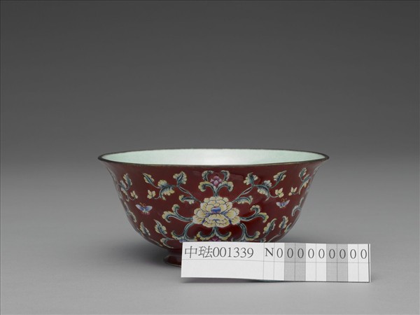 銅胎畫琺瑯紅地轉枝花卉紋碗