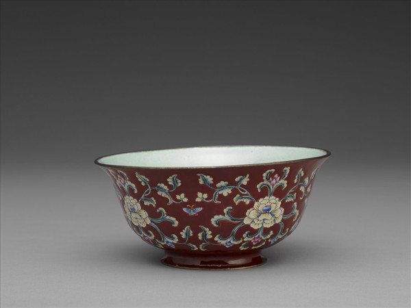 銅胎畫琺瑯紅地轉枝花卉紋碗