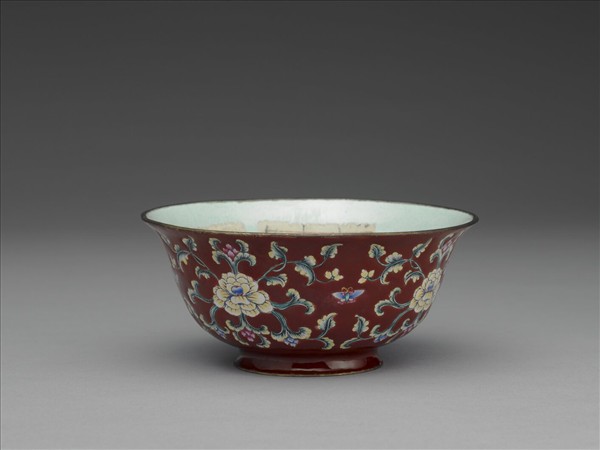 銅胎畫琺瑯紅地轉枝花卉紋碗