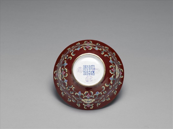 銅胎畫琺瑯紅地轉枝花卉紋碗