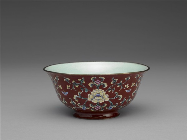 銅胎畫琺瑯紅地轉枝花卉紋碗