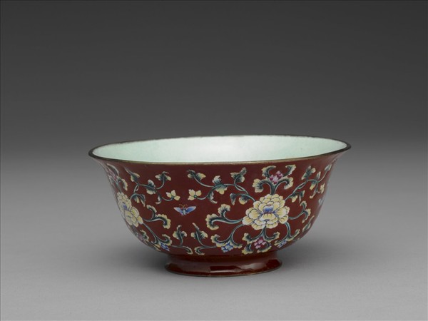 銅胎畫琺瑯紅地轉枝花卉紋碗