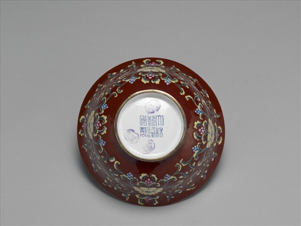 銅胎畫琺瑯紅地轉枝花卉紋碗