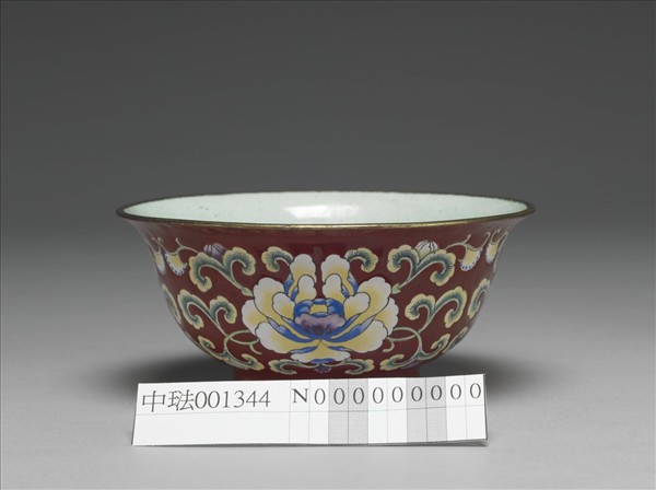 銅胎畫琺瑯紅地花卉紋碗