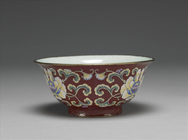 銅胎畫琺瑯紅地花卉紋碗