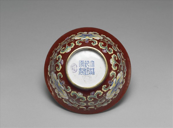 銅胎畫琺瑯紅地花卉紋碗
